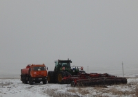 Автотопливозаправщик АТЗ-56142-45 на шасси КамАЗ-43118 # М 863 ЕО 31 и трактор John Deere # 9297 ЕК 31 с дисковым лущильником . Белгородская область, Алексеевский район