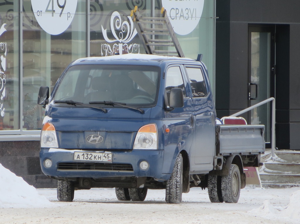 Бортовой грузовик Hyundai Porter II #А 132 КН 45.  Курган, улица Ленина