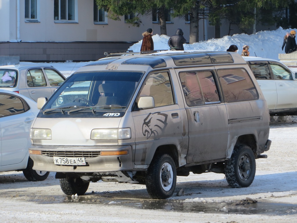 Микроавтобус Toyota Lite Ace #К 758 ЕА 45. Курган, улица Гоголя