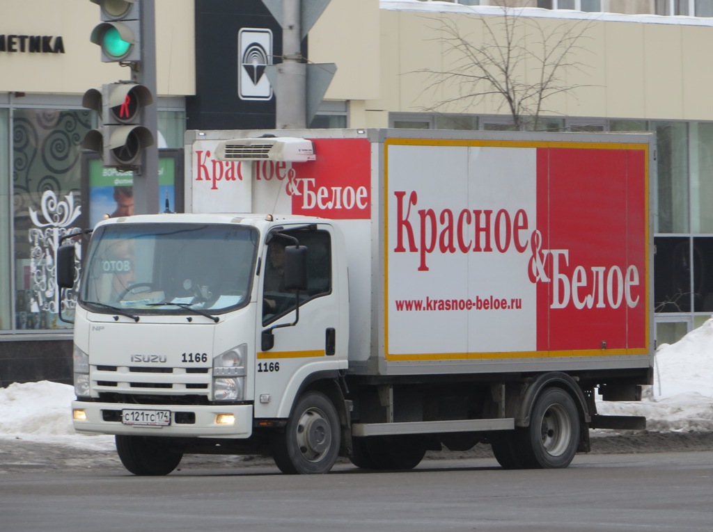 Фургон на шасси Isuzu NP #С 121 ТС 174. Курган, улица Ленина