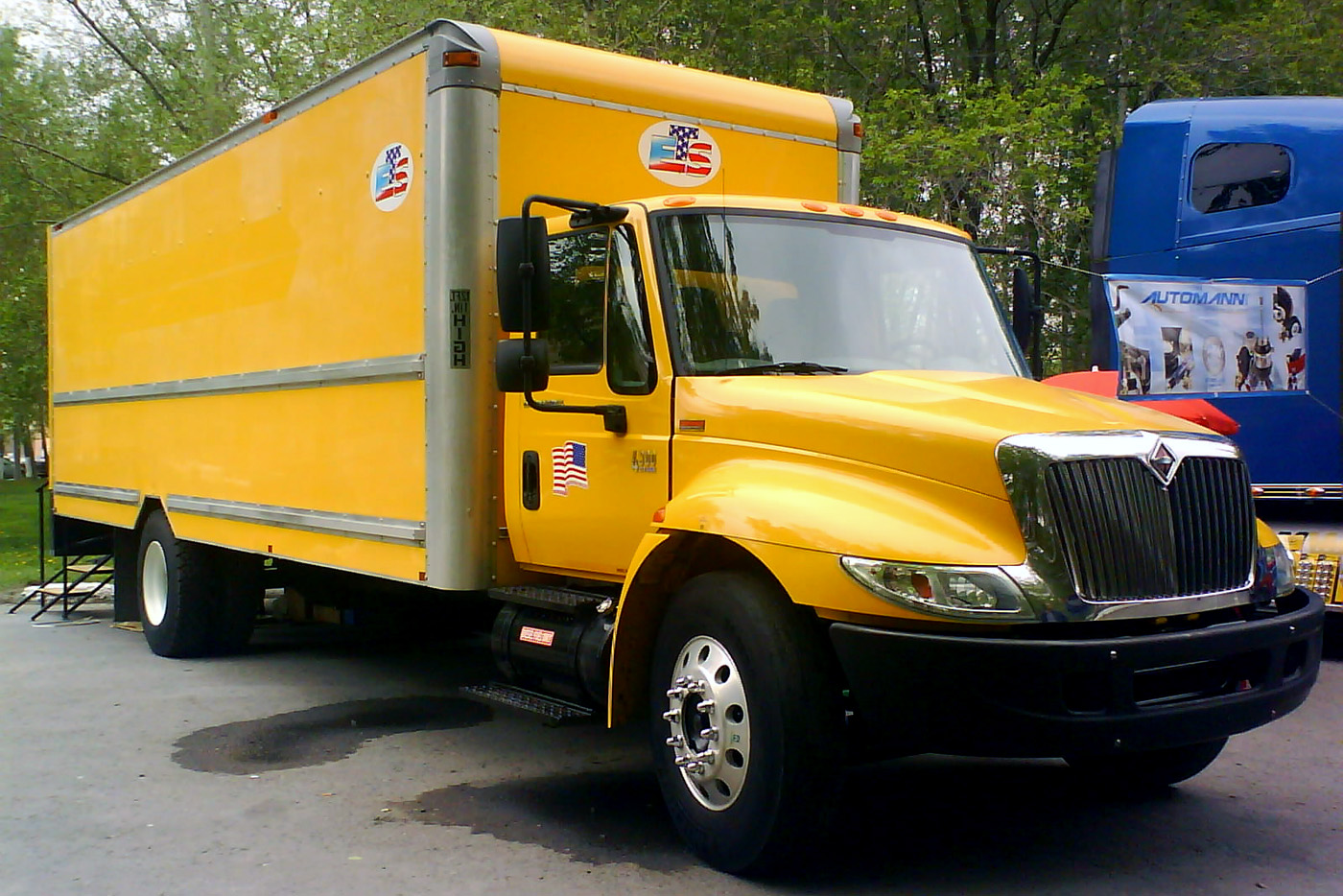 Фургон на базе International 4900 на автовыставке. Тюмень, Севастопольская улица