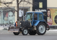 Трактор МТЗ-80* "Беларусь" с бульдозерным ножом. Курган, улица Ленина