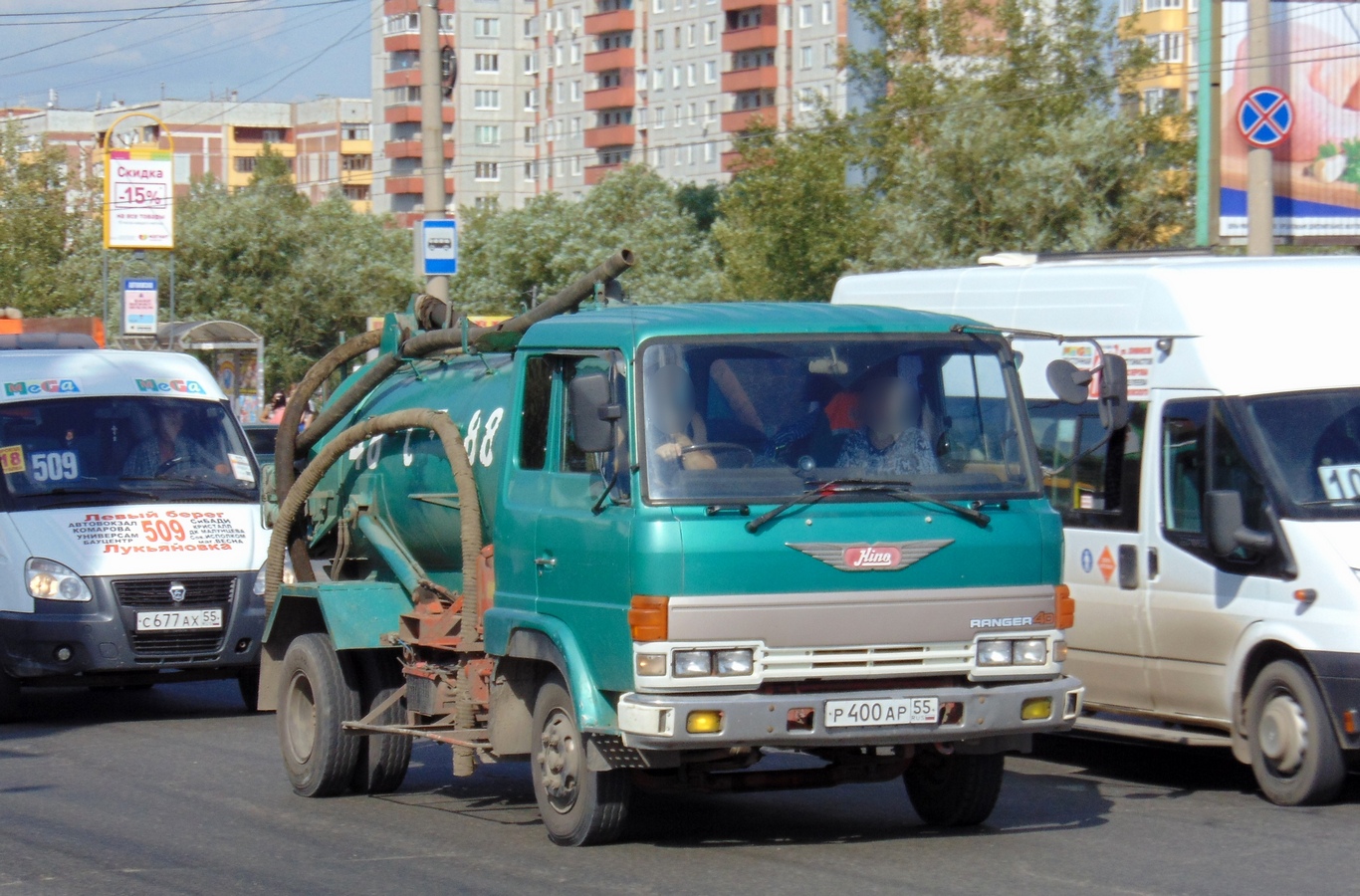 Ассенизационная цистерна на шасси Hino Ranger (2 поколение) #Р 400 АР 55). Омская область, город Омск, улица Лукашевича