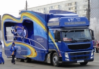 Шоумобиль компании Ингосстрах на базе Volvo FM в колонне сопровождения Олимпийского огня в Омске. Омская область, город Омск, улица Лукашевича