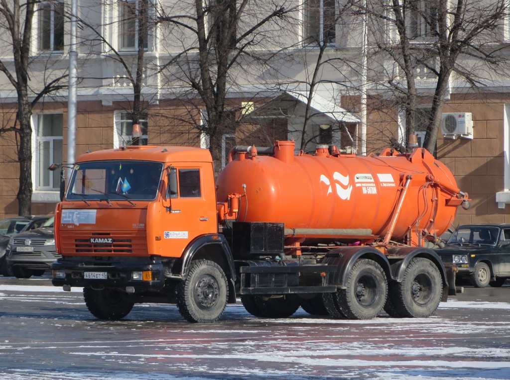 Каналопромывочная машина КО-507АМ на шасси КамАЗ-65115 #А 614 ЕТ 45.  Курган, улица Гоголя