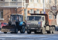 Трактор МТЗ-82.1 с бульдозерным ножом, самосвал на шасси КамАЗ-5320 #C 082 BT 45 Устраняют аварию на водопроводных сетях .  Курган, улица Гоголя
