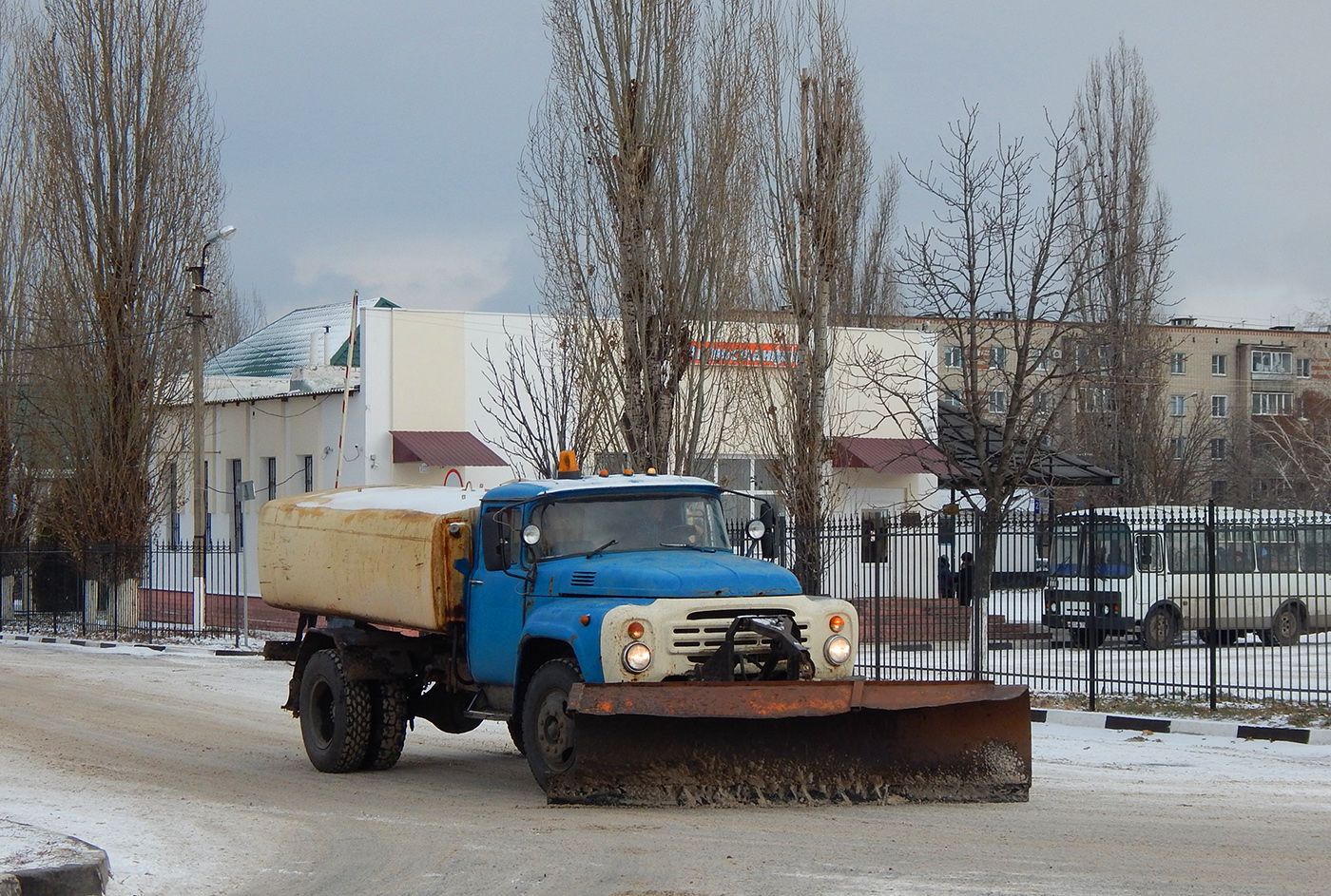 Коммунальная машина на шасси ЗиЛ-431412 # К 826 СК 31 . Белгородская область, г.  Алексеевка, ул. Пушкина