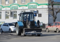 Трактор МТЗ-82.1 с бульдозерным ножом. Курган, улица Ленина