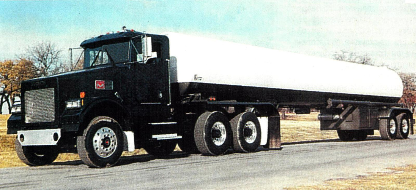 Седельный тягач Marmon 57L с полуприцепом-цистерной. США, штат Даллас