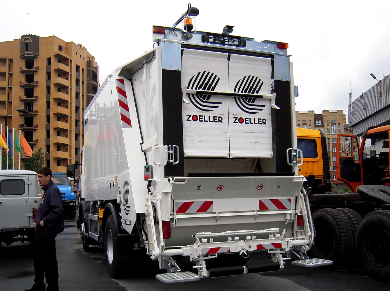 Мусоровоз Zoeller на шасси Scania P230 на автовыставке . Тюмень, Севастопольская улица