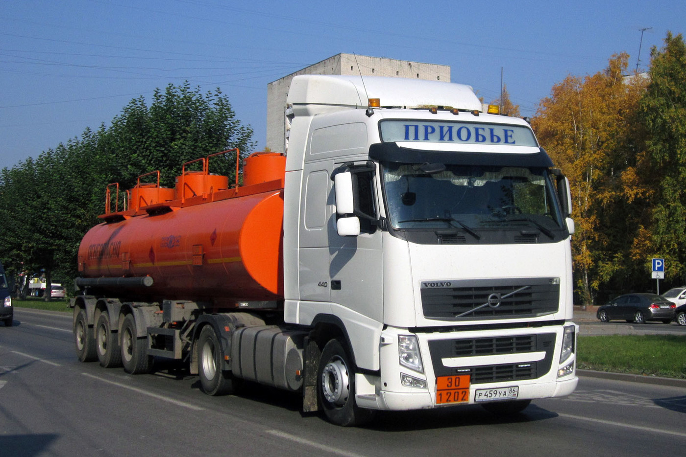Седельный тягач Volvo FH440 #Р 459 УА 86 с полуприцепом-цистерной НефАЗ-96894. Тюмень, улица 50 лет Октября