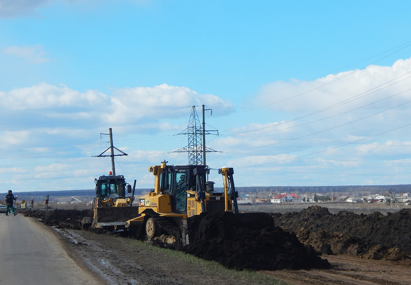 Бульдозер Caterpillar. Белгородская область, Красногвардейский район, автодорога Р-185 "Белгород - Павловск"