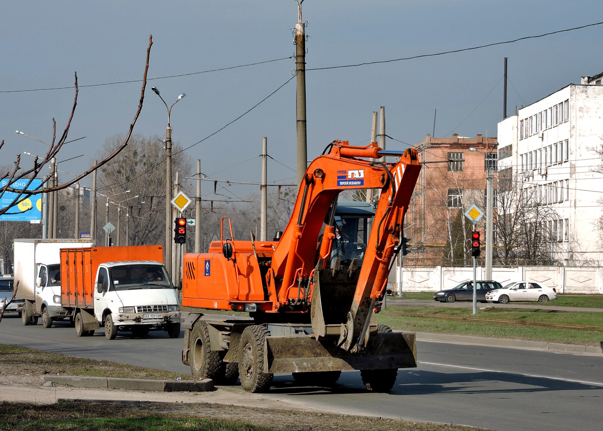 Колесный экскаватор ЕК-14. Харьковская область, г. Харьков, Салтовское шоссе