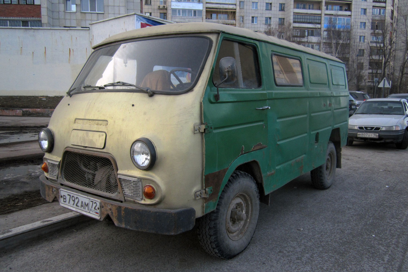 Цельнометаллический фургон ЕрАЗ-762В #В 792 АМ 72 . Тюмень, улица Самарцева