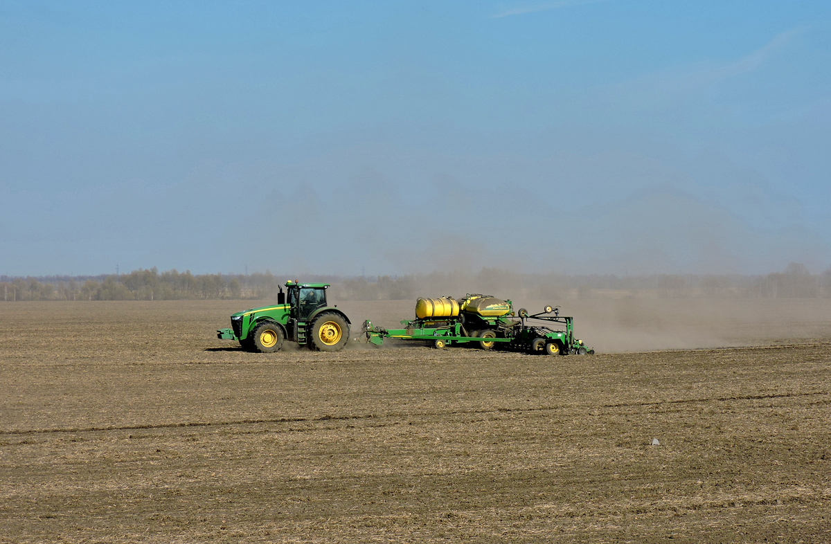 Трактор John Deere 8320R с пневматической сеялкой.. Харьковская область, Балаклеевский район