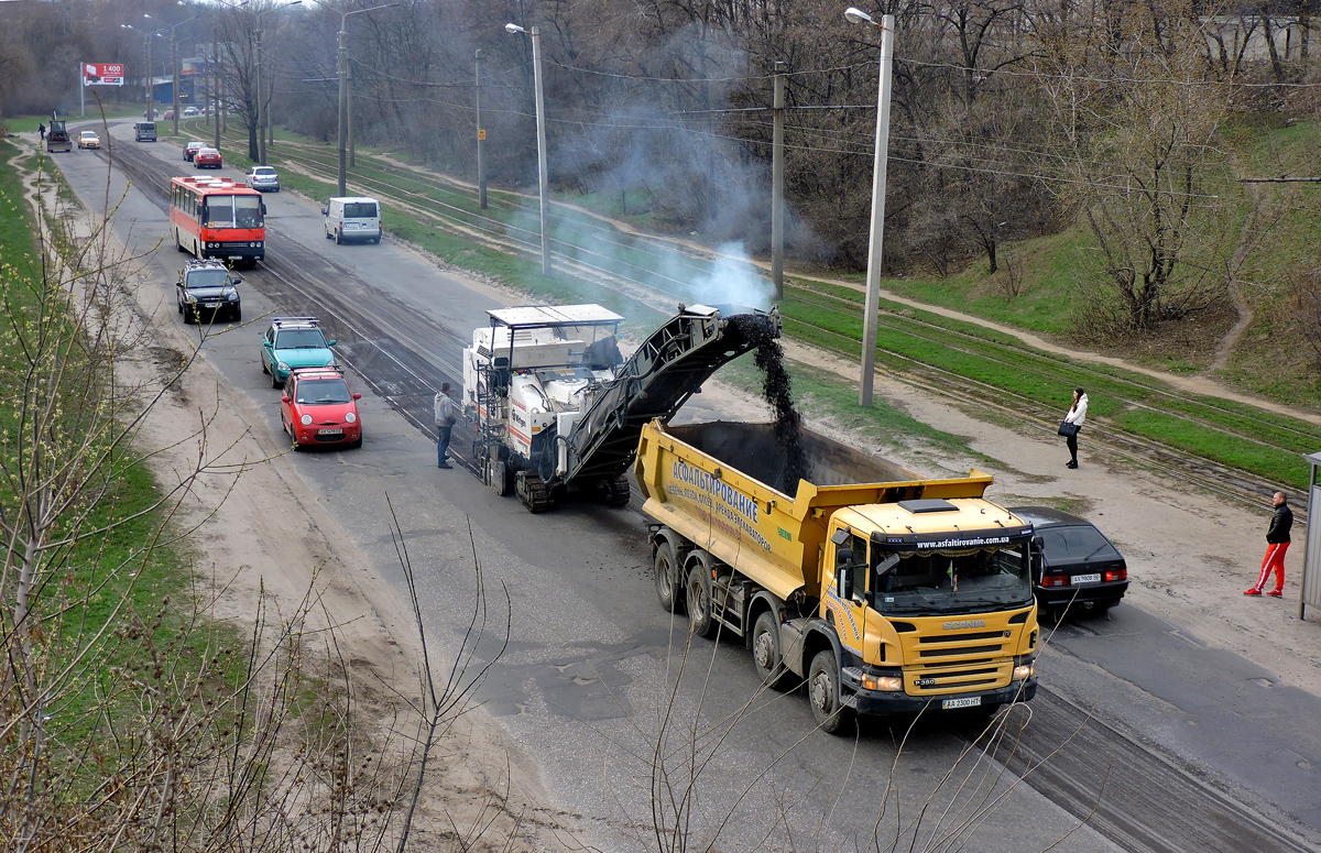 Фреза дорожная Wirtgen W1900 и самосвал Scania P380 #АА 2300 НТ. Харьковская область, г. Харьков, проспект Тракторостроителей