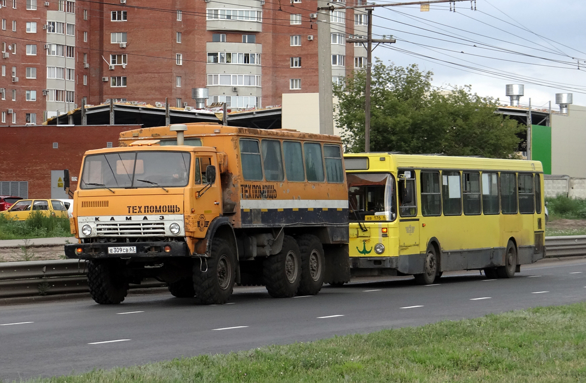 Вахтовый автобус НЗАС-4208 на шасси КамАЗ-43101 #Е 309 СВ 63. Тольятти, Спортивная улица