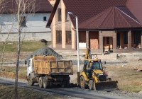 Самосвал МАЗ-5516 и экскаватор-погрузчик Caterpillar. Белгородская область, г. Алексеевка, ул. Воронежская