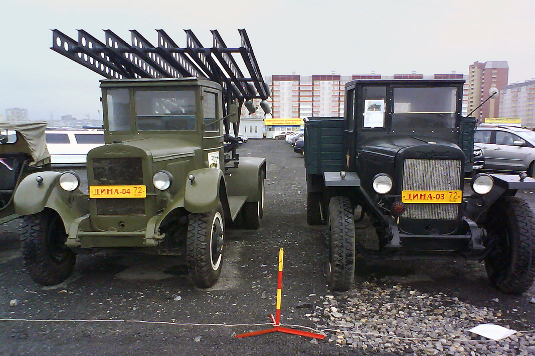 Бортовой грузовой автомобиль УралЗиС-5М #ДИНА-03 и макет РЗСО БМ-13 на шасси ЗиС-6 #ДИНА-04. Тюмень, улица Федюнинского