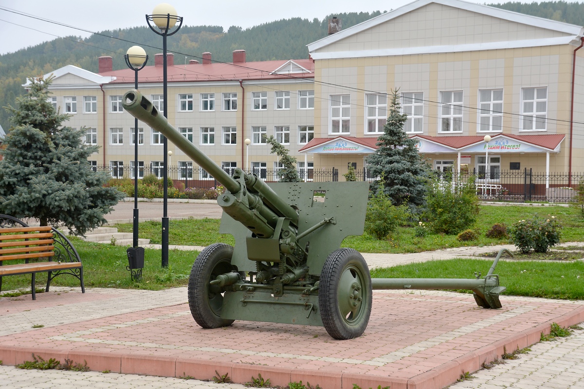 Дивизионная 76-мм пушка ЗИС-3. Республика Татарстан, посёлок городского типа Кукмор