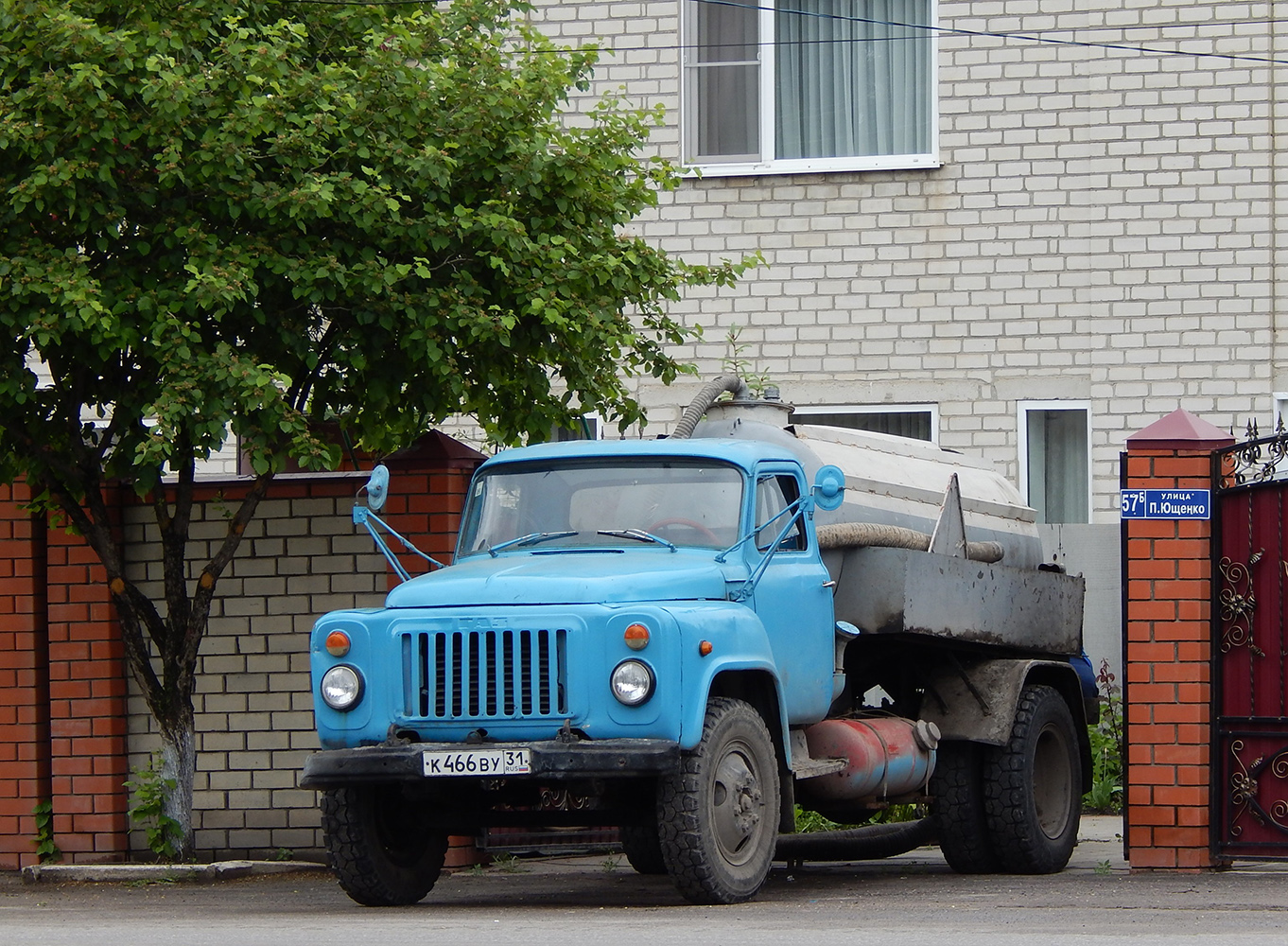 Ассенизационная машина на шасси ГАЗ-53-12 # К 466 ВУ 31. Белгородская область, г. Алексеевка, ул. Павла Ющенко