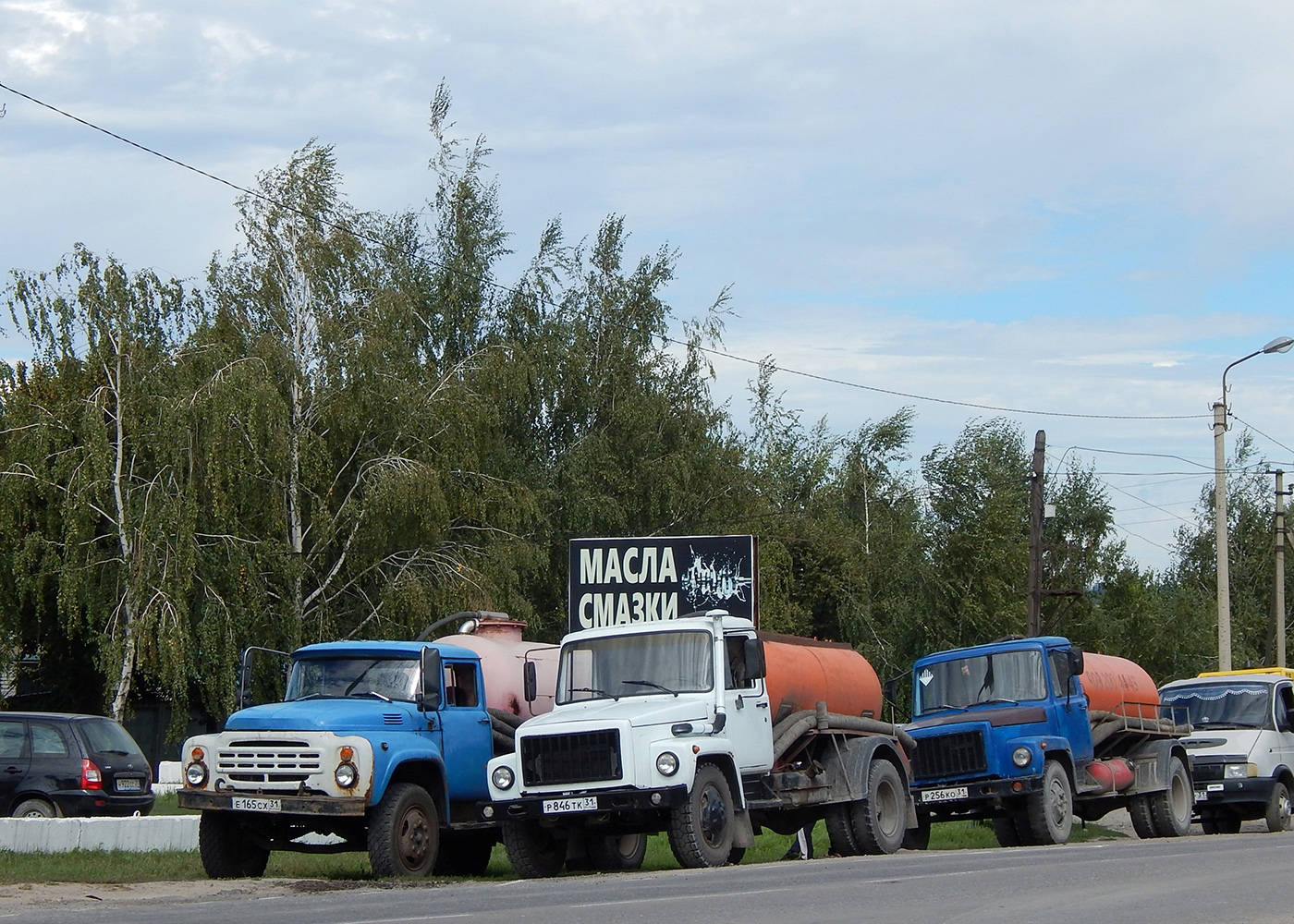 Автомобили ЗиЛ-431412 # Е 165 СХ 31, ГАЗ-3309 # Р 846 ТК 31 и ГАЗ-3307 # Р 256 КО с ассенизационными установками. Белгородская область, г. Алексеевка, ул. Павла Ющенко