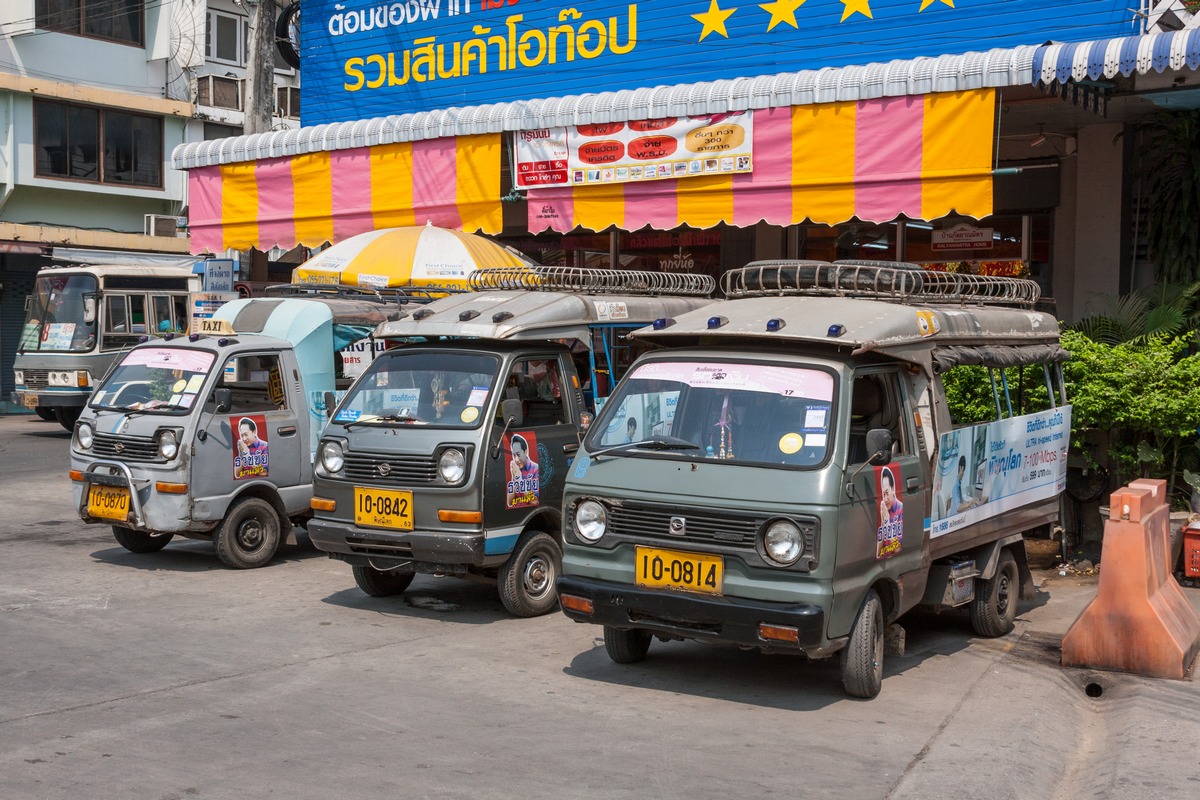 Грузовики Daihatsu Hijet, оборудованные для перевозки пассажиров. Таиланд, Питсанулок
