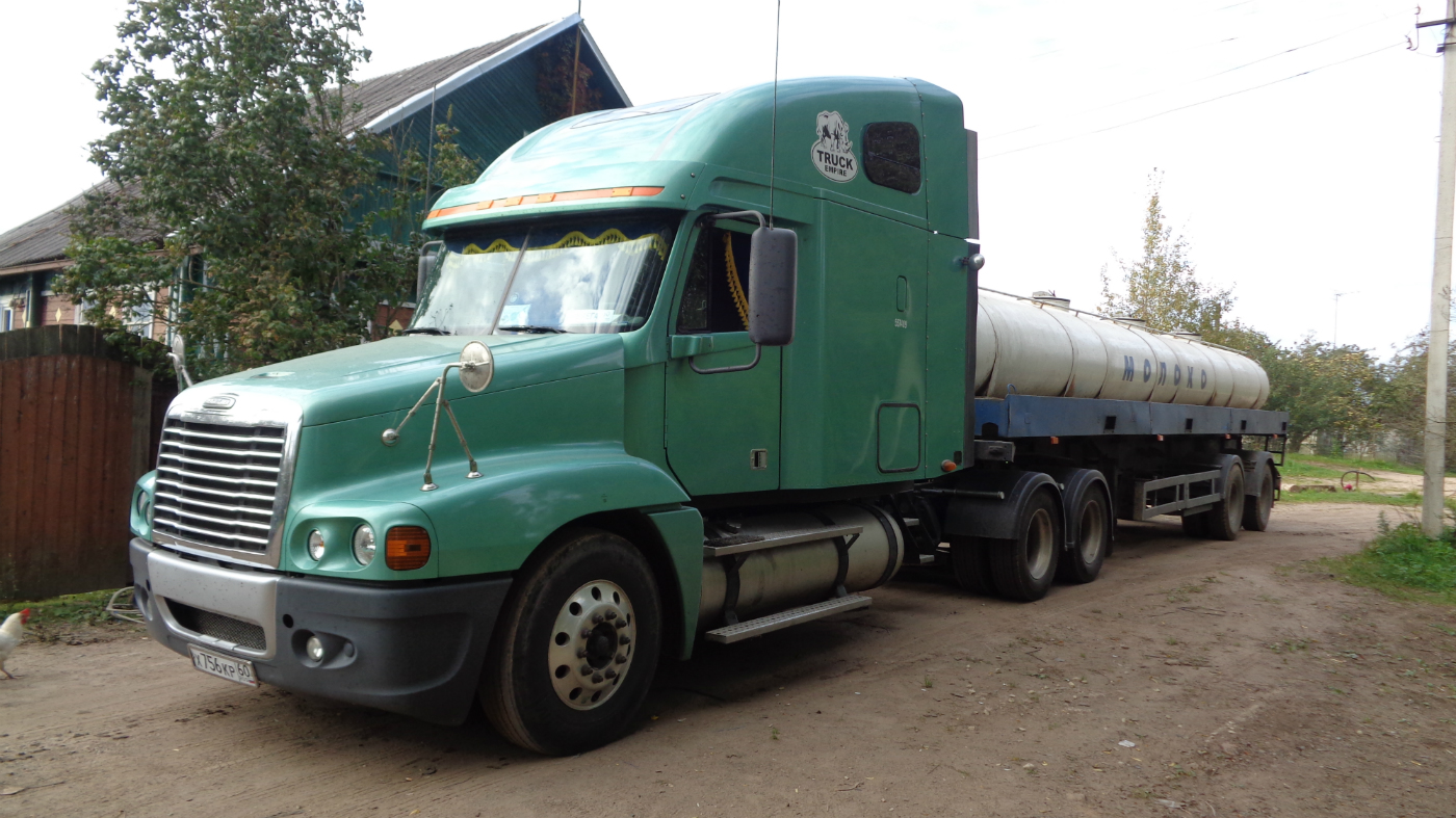 Седельный тягач Freightliner  #Х 756 КР 60 . Псковская область Порховский район д,Нестрино