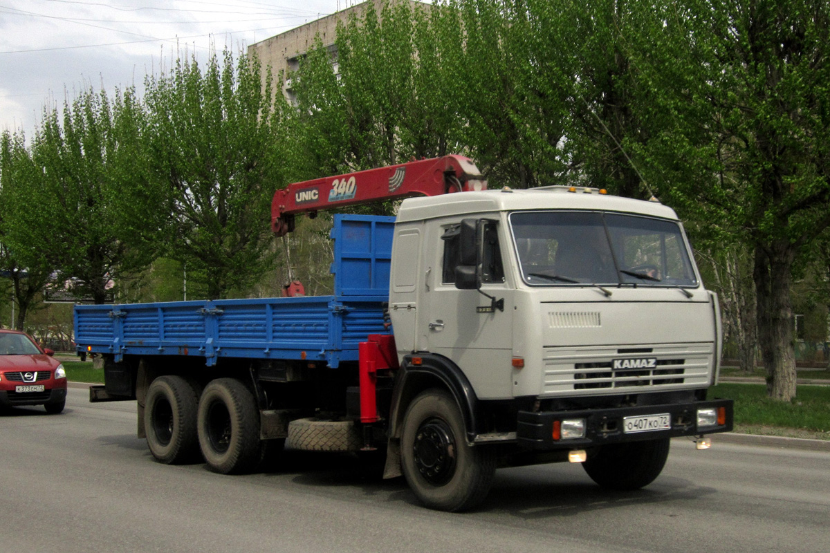 Бортовой грузовой автомобиль КамАЗ-53215 с манипулятором UNIC-340 #О 407 КО 72. Тюмень, улица 50 лет Октября