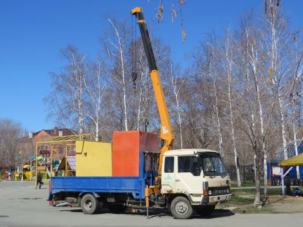 Бортовой грузовик с КМУ на шасси Mitsubishi Fuso #P 198 EB 45. Курган, Городской сад