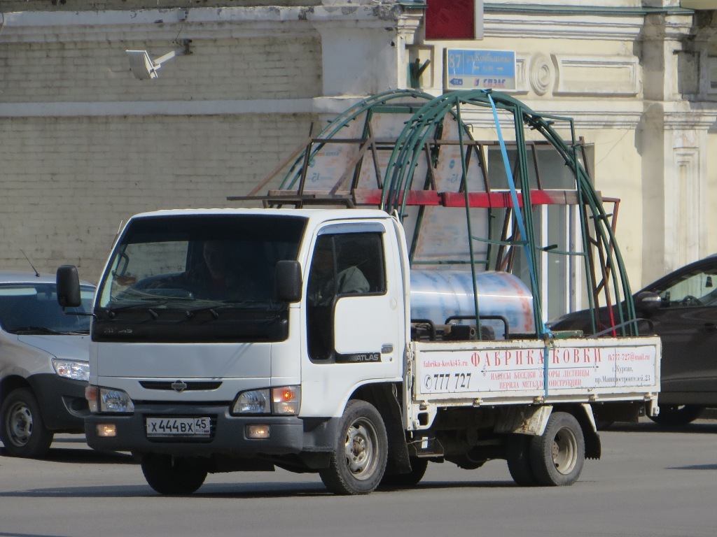 Бортовой грузовик Nissan Atlas #X 444 BX 45.  Курган, улица Куйбышева 