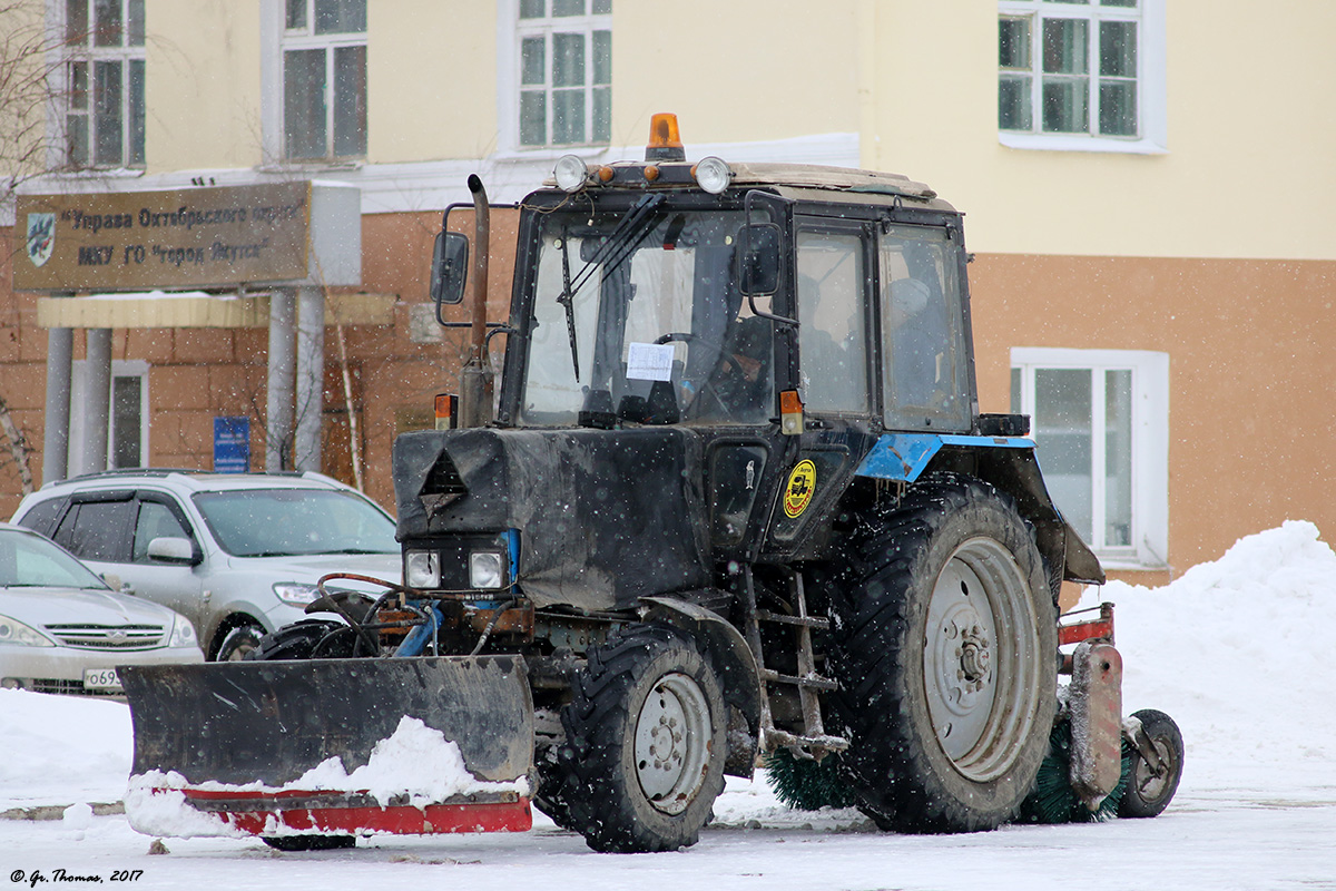 Трактор МТЗ-82* "Беларусь". Якутск, Площадь Дружбы