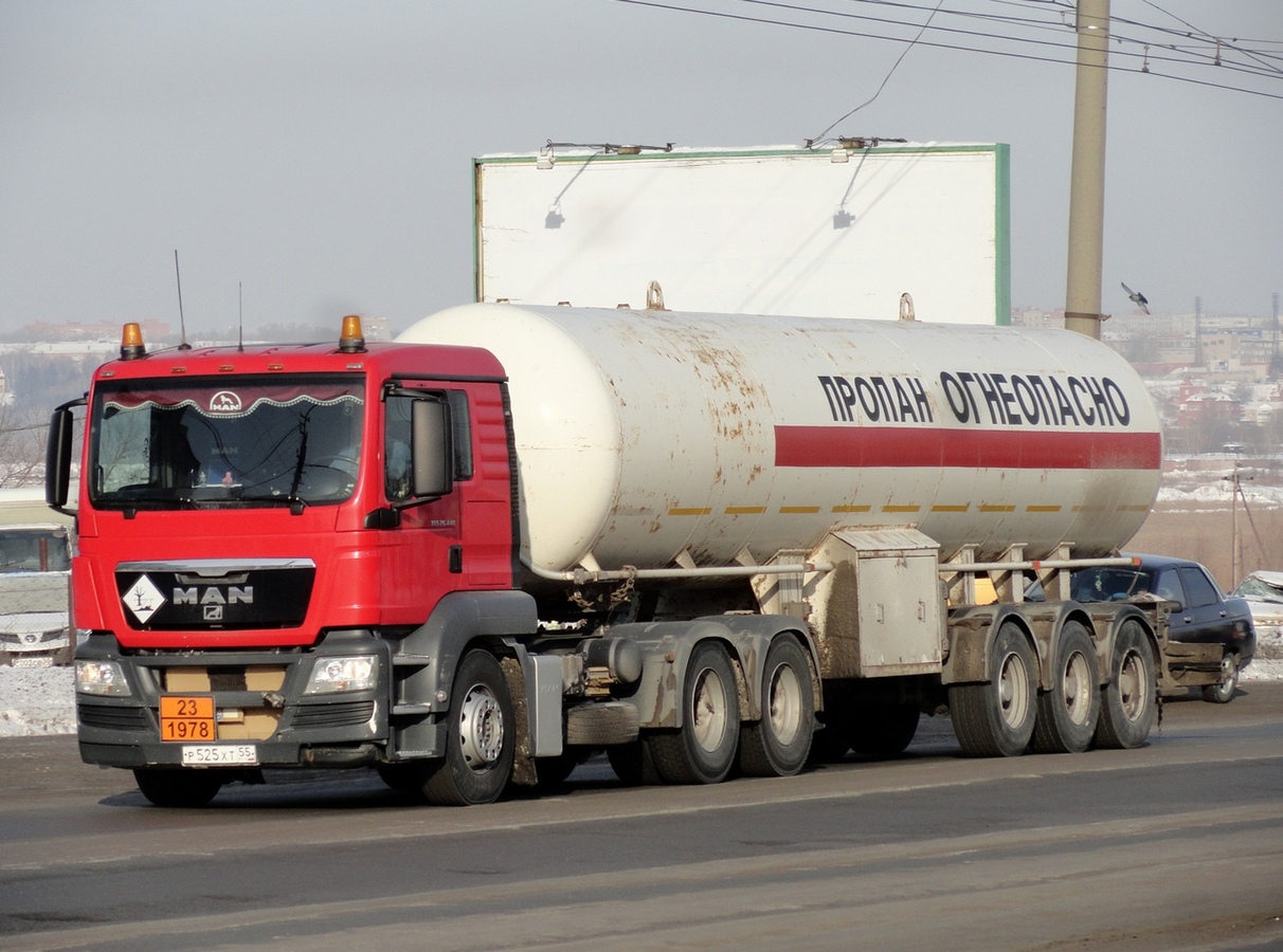 Седельный тягач MAN TGS #Р 525 ХТ 55 с полуприцепом - газовозом. Омская область, город Омск, улица Лукашевича