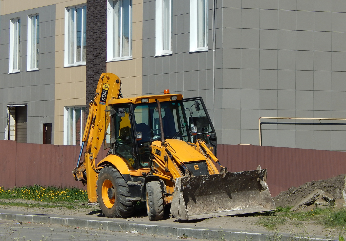 Экскаватор-погрузчик JCB 3CX . Белгородская область, г. Алексеевка, ул. Чернышевского
