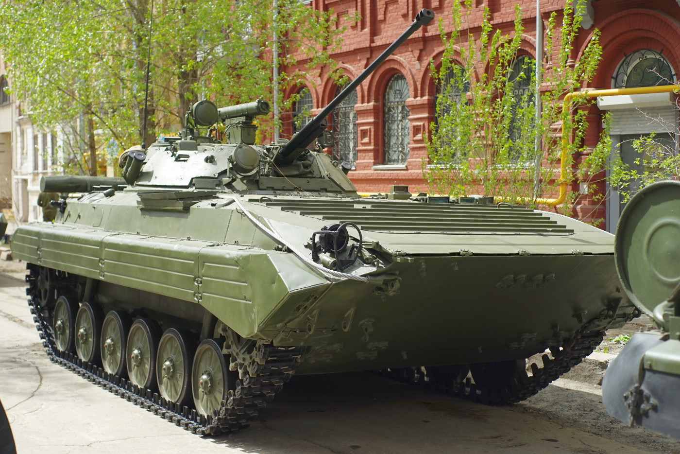 БМП-2 парадного расчета. Самара, улица Молодогвардейская