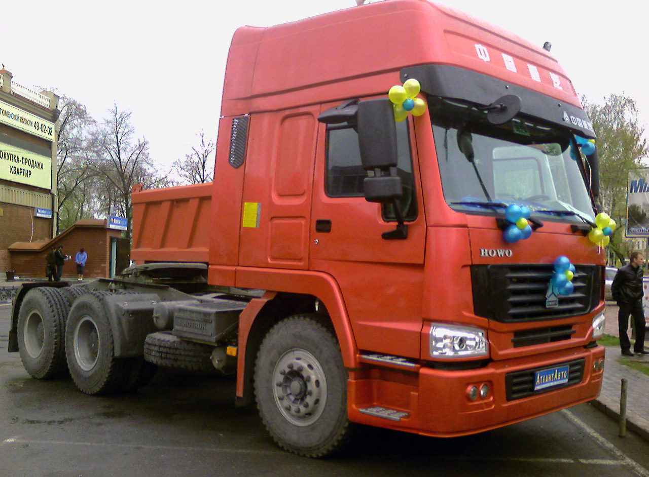 Седельный тягач CNHTC Howo HN4250 на автовыставке. Тюмень, улица Ленина
