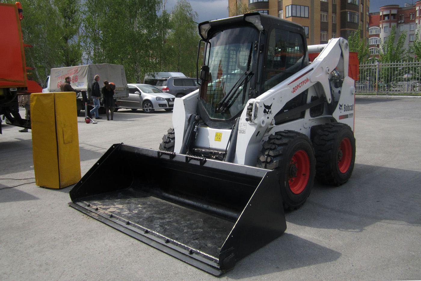 Малогабаритный погрузчик Bobcat S650 #1997 ТА 72 на выставке. Тюмень, Севастопольская улица