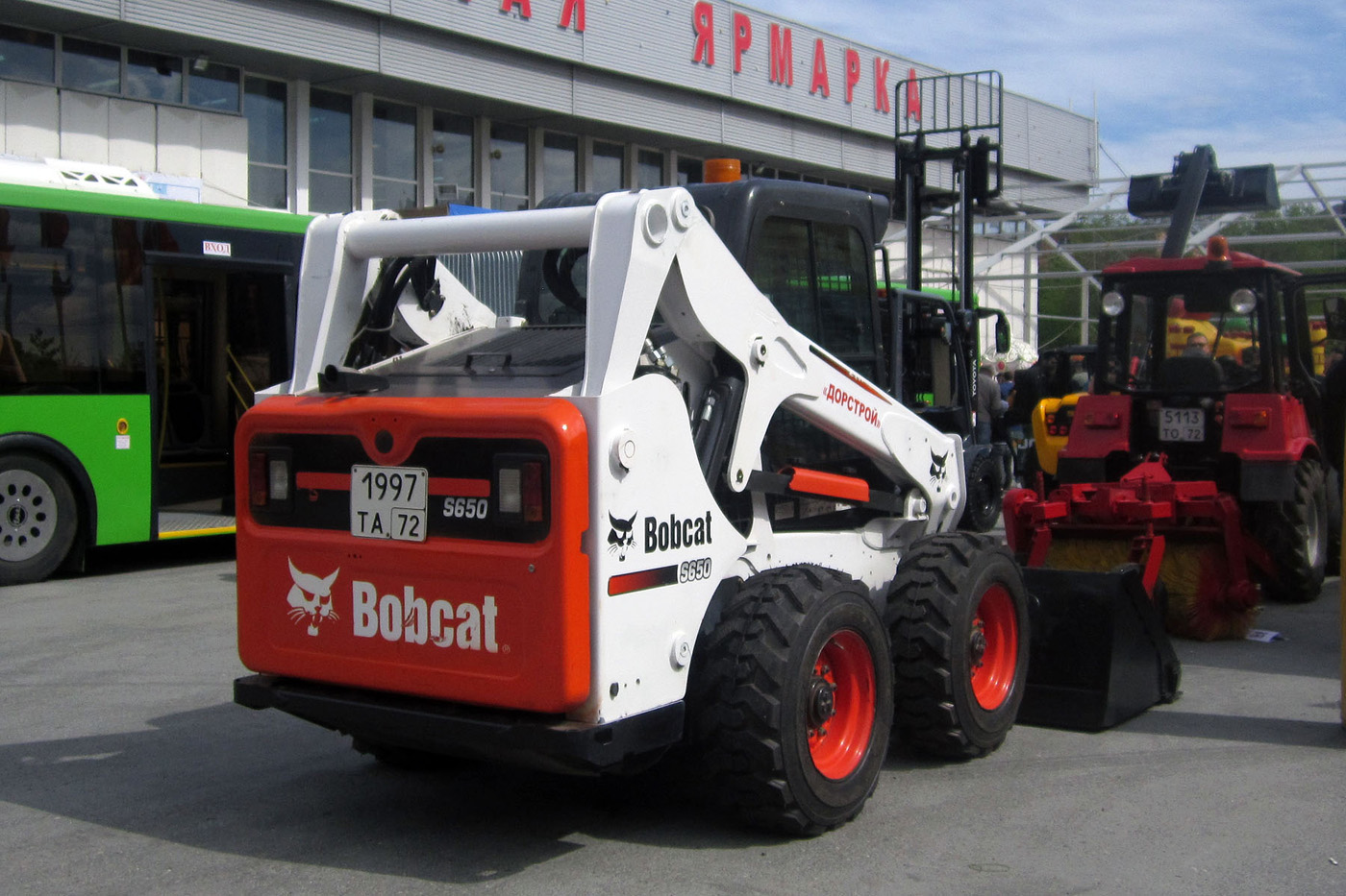 Малогабаритный погрузчик Bobcat S650 #1997 ТА 72 на выставке. Тюмень, Севастопольская улица