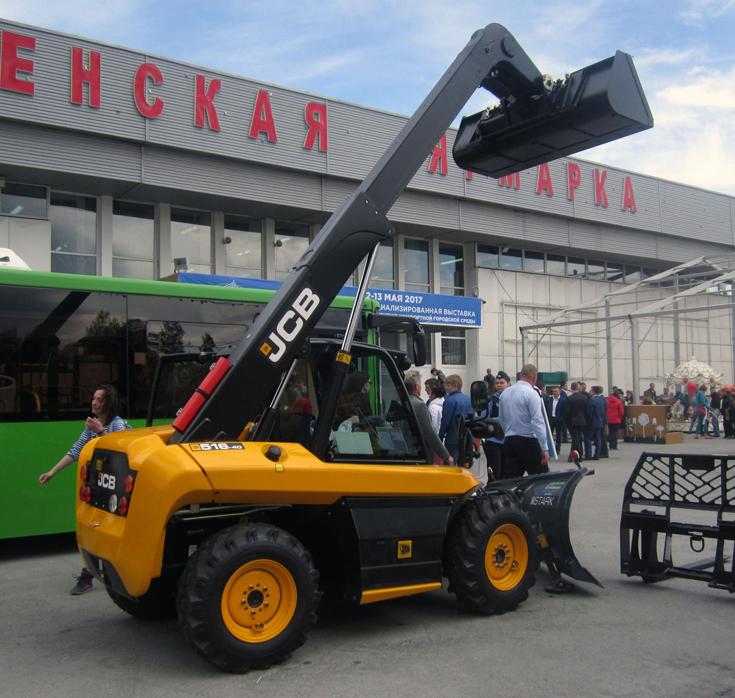 Телескопический погрузчик JCB-516-40 на выставке. Тюмень, Севастопольская улица
