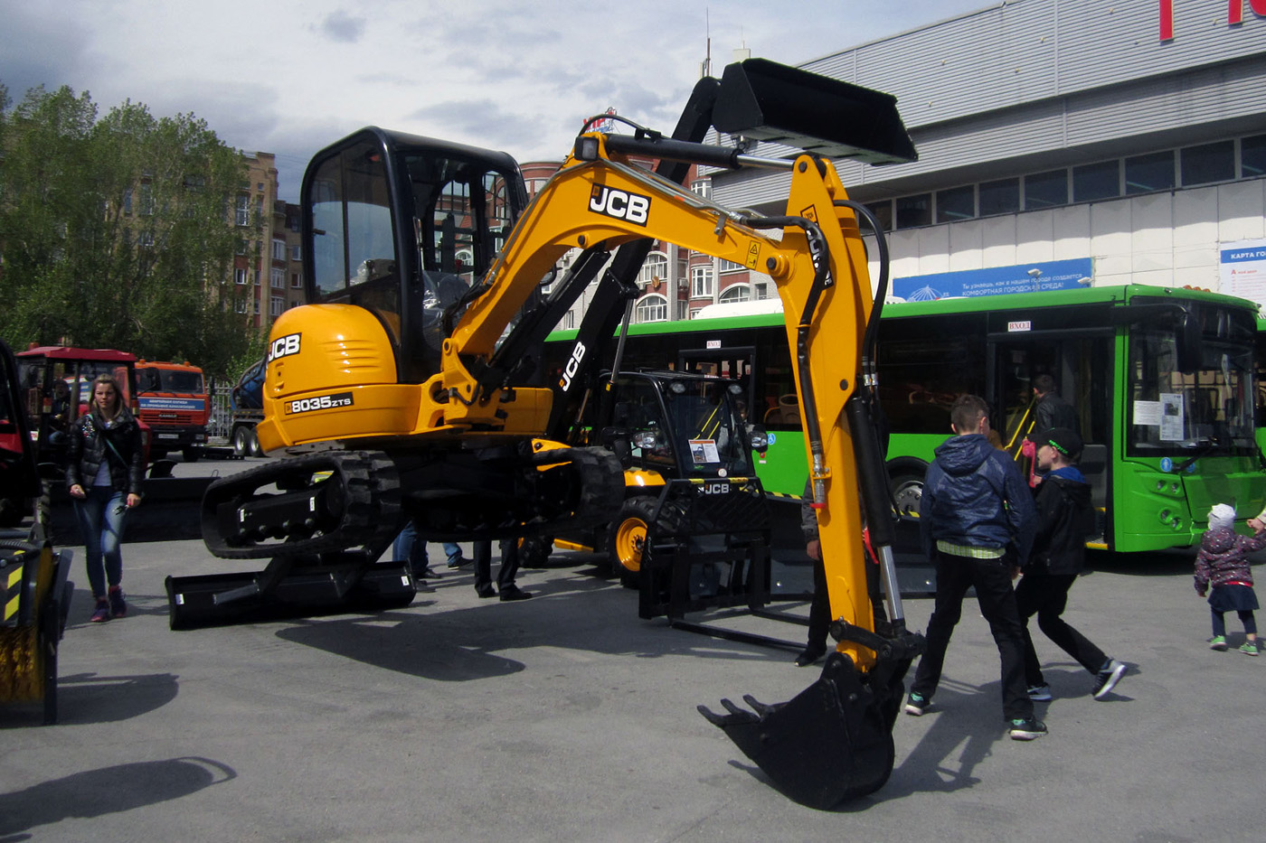 Малогабаритный экскаватор JCB 8035 ZTS на выставке. Тюмень, Севастопольская улица