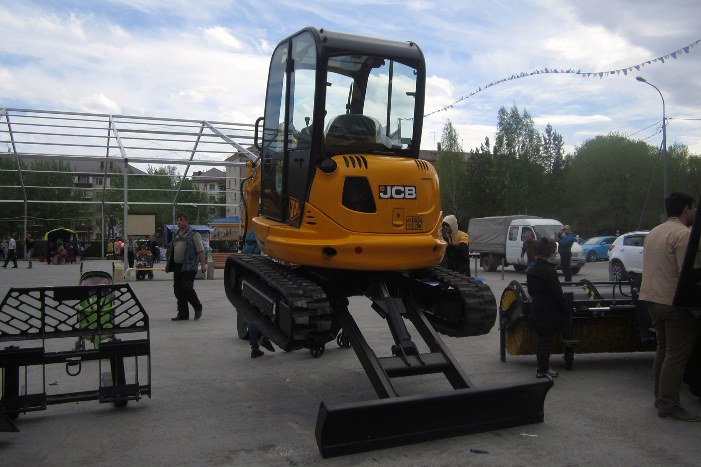 Малогабаритный экскаватор JCB 8035 ZTS на выставке. Тюмень, Севастопольская улица