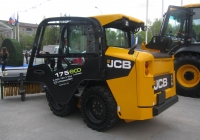 Малогабаритный погрузчик JCB-175 на выставке. Тюмень, Севастопольская улица