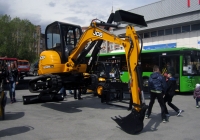 Малогабаритный экскаватор JCB 8035 ZTS на выставке. Тюмень, Севастопольская улица