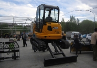 Малогабаритный экскаватор JCB 8035 ZTS на выставке. Тюмень, Севастопольская улица