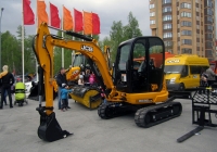 Малогабаритный экскаватор JCB 8035 ZTS на выставке. Тюмень, Севастопольская улица
