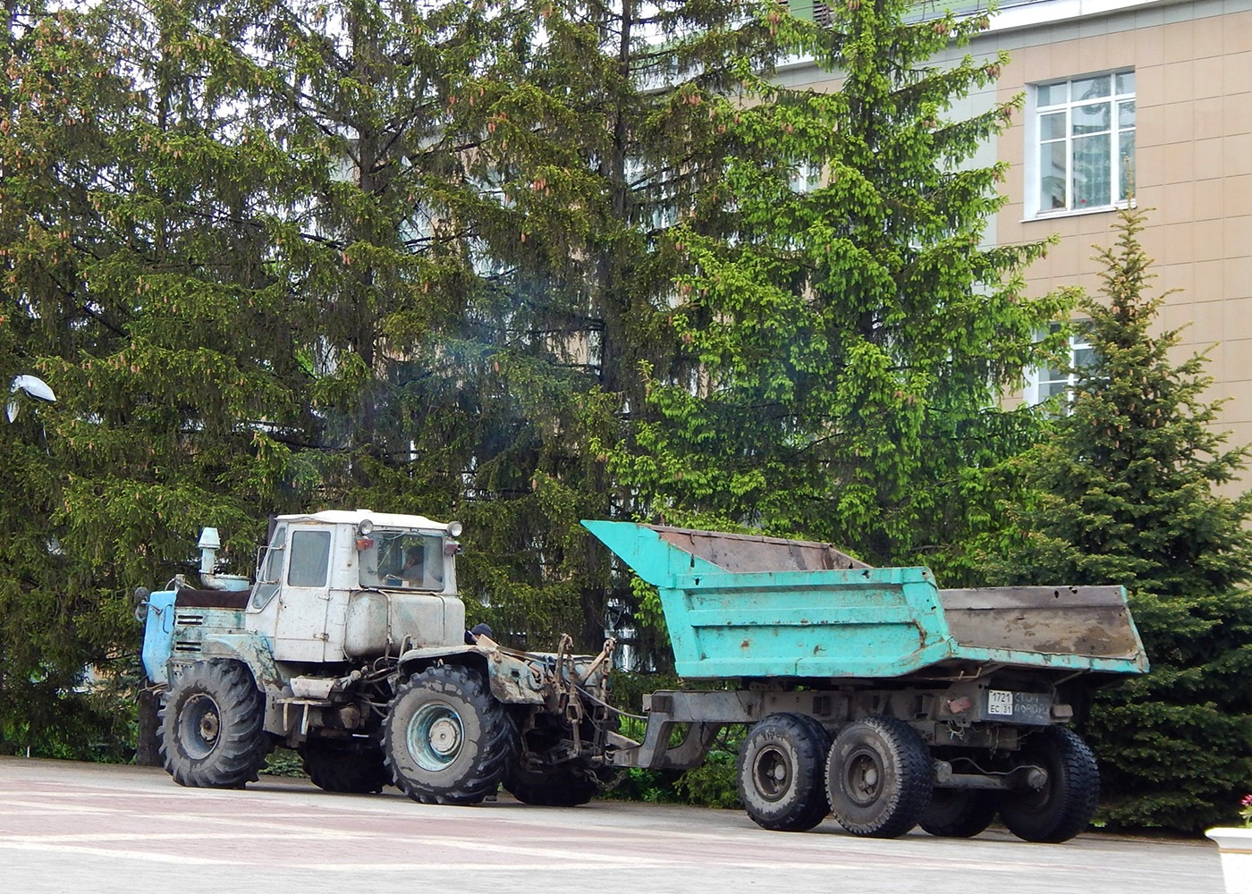 Трактор Т-150К с самосвальным полуприцепом # 1721 ЕС 31. Белгородская область, г. Алексеевка, пл. Победы