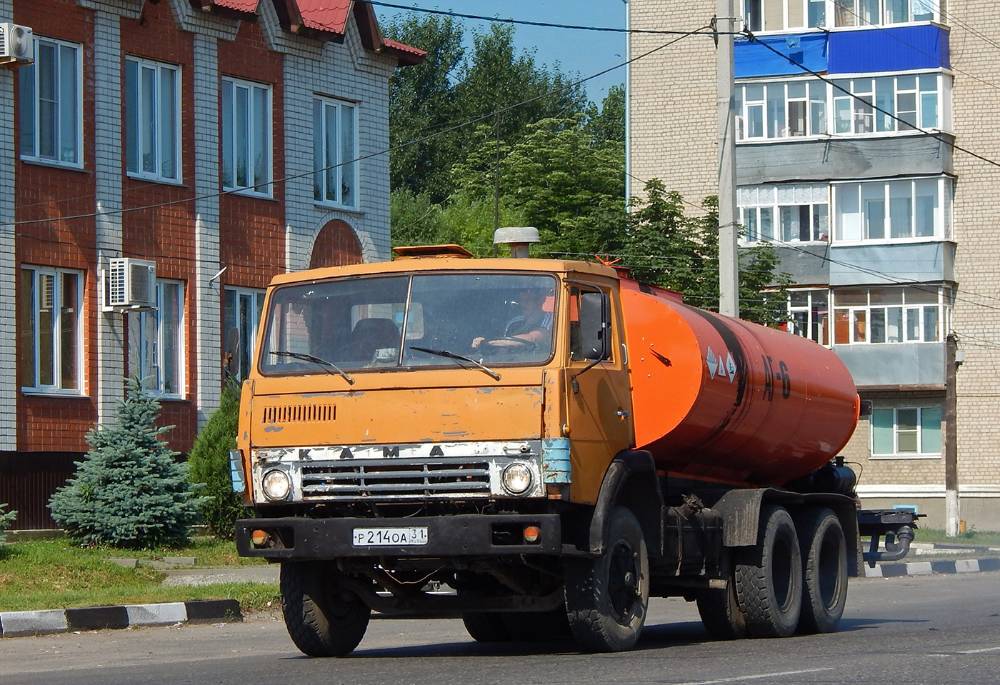 Автогудронатор АГ-6 на шасси КамАЗ-5320 # Р 214 ОА 31. Белгородская область, г. Алексеевка, ул. Маяковского