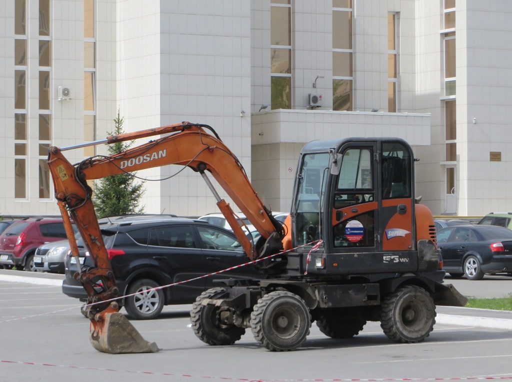 Экскаватор Doosan S55WV. Курган, Троицкая площадь 