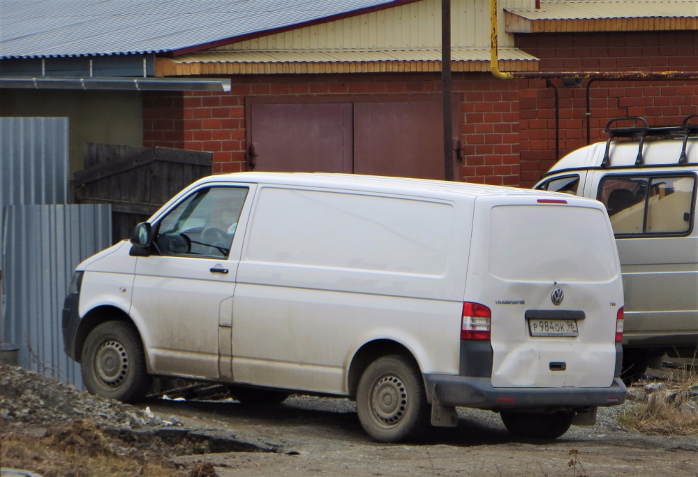 Цельнометаллический фургон Volkswagen Transporter* #Р 984 ОК 96. Свердловская область, Карпинск, улица Луначарского