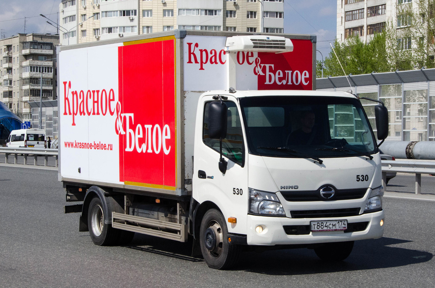 Фургон на шасси Hino 300 #Т 884 СМ 174 . Тюмень, улица Федюнинского
